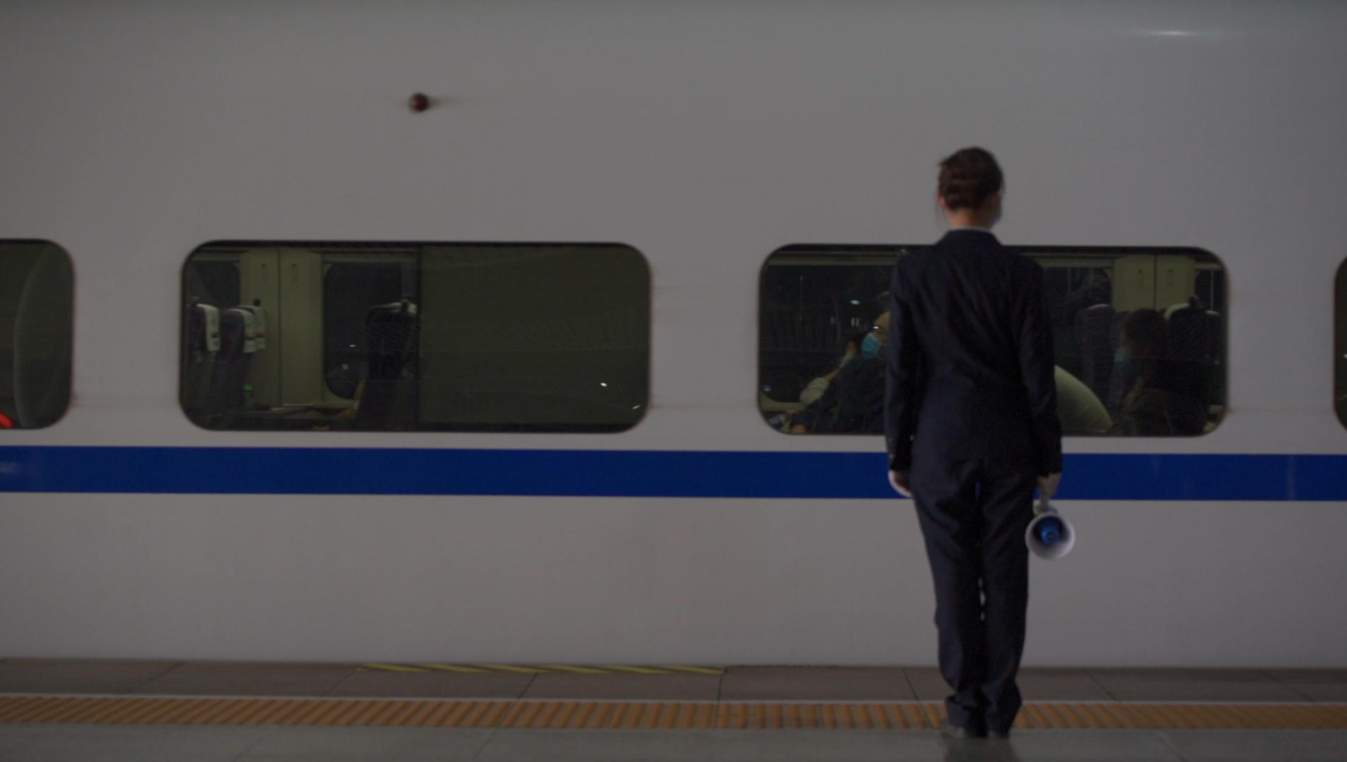 4k升格高铁进站站台工作人员工作场景视频的预览图