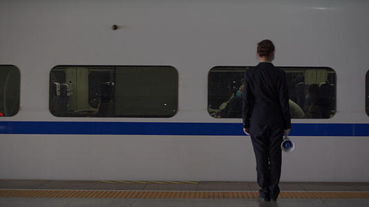 4k升格高铁进站站台工作人员工作场景视频的预览图