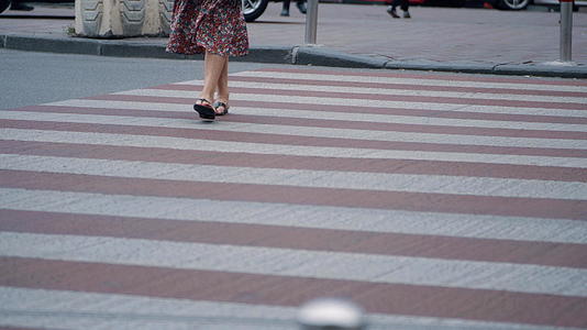 在城市背景下女性通过市中心道路视频的预览图