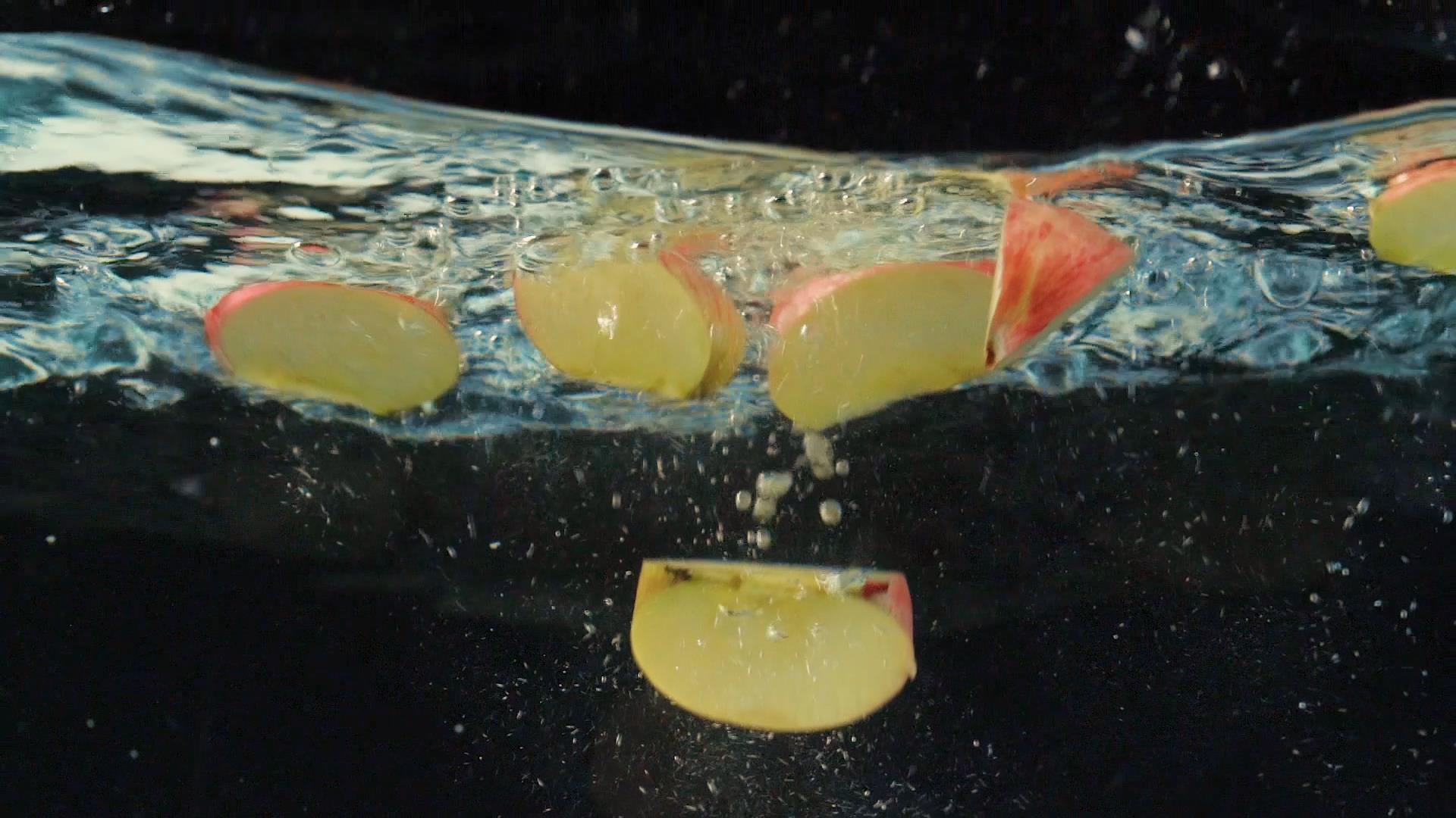 苹果落水高速视频视频的预览图