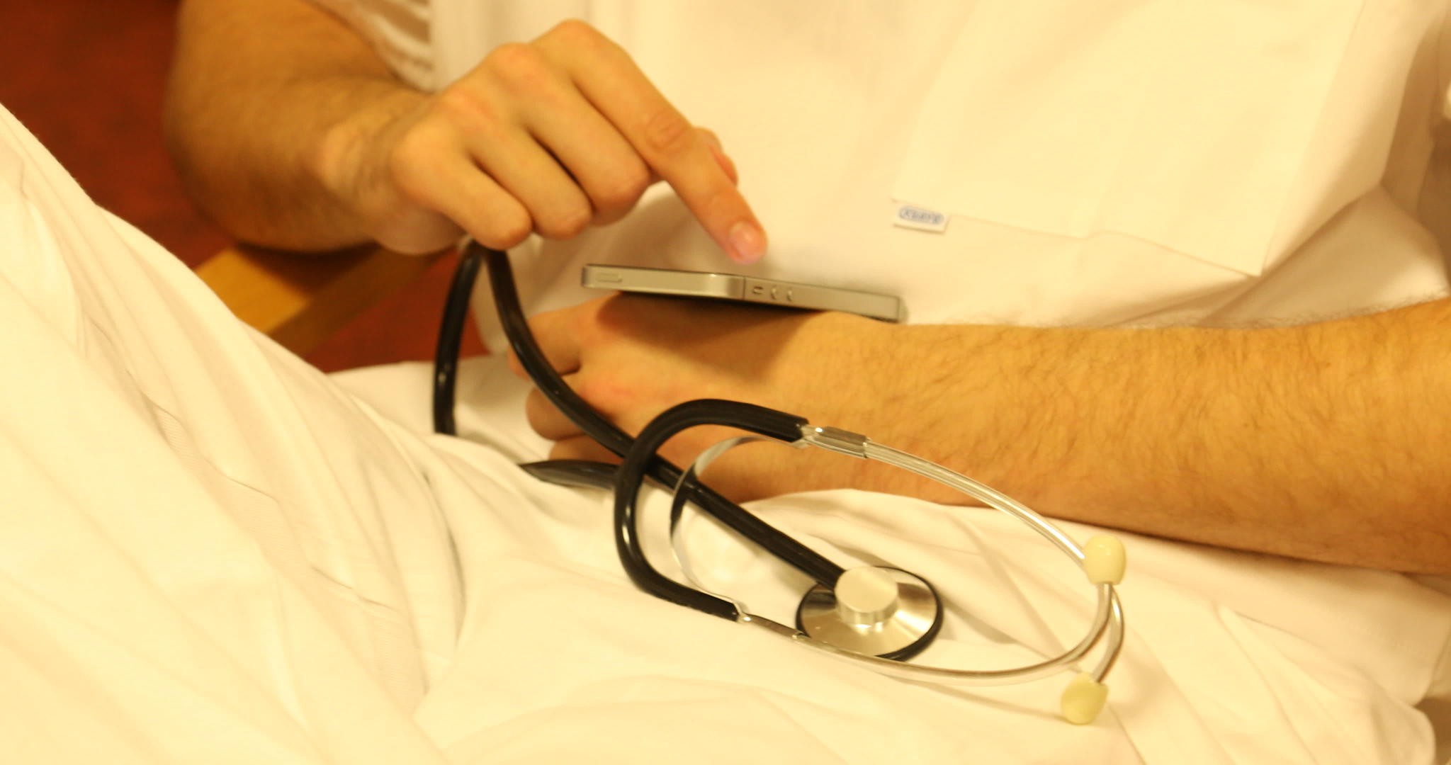 医生使用听诊器手视频的预览图