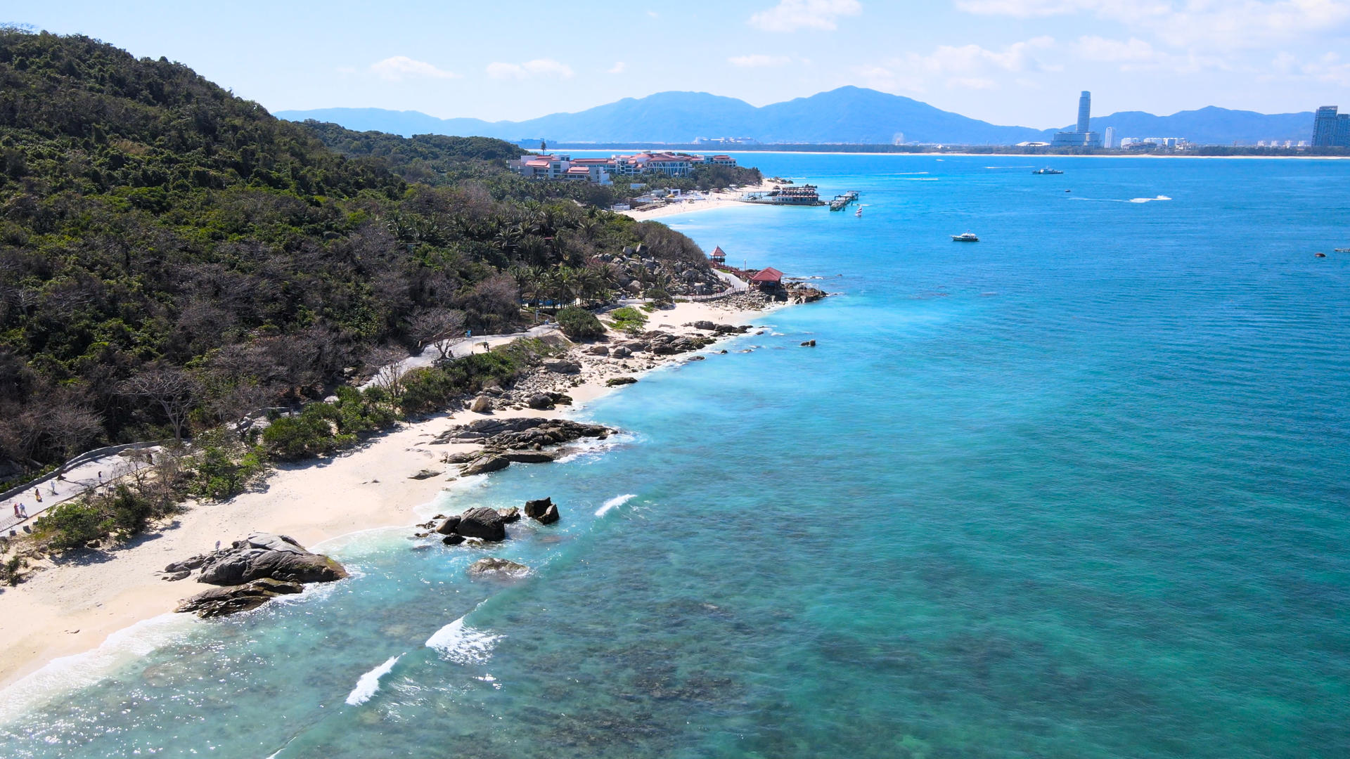 海南三亚5A风景区蜈支洲岛沙滩海岸线航拍4K视频的预览图