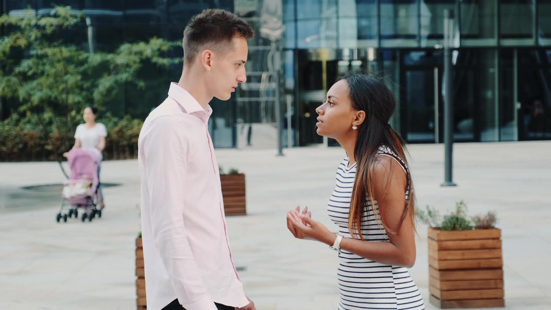 年轻的黑人妇女在街上和丈夫吵架视频的预览图