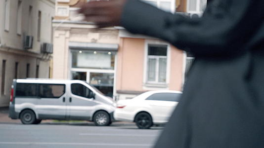 白日妇女手在城市道路上触摸城市背景视频的预览图
