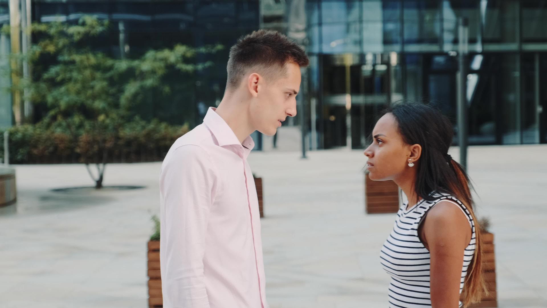 多种族的情侣约会变成了街头的争吵视频的预览图