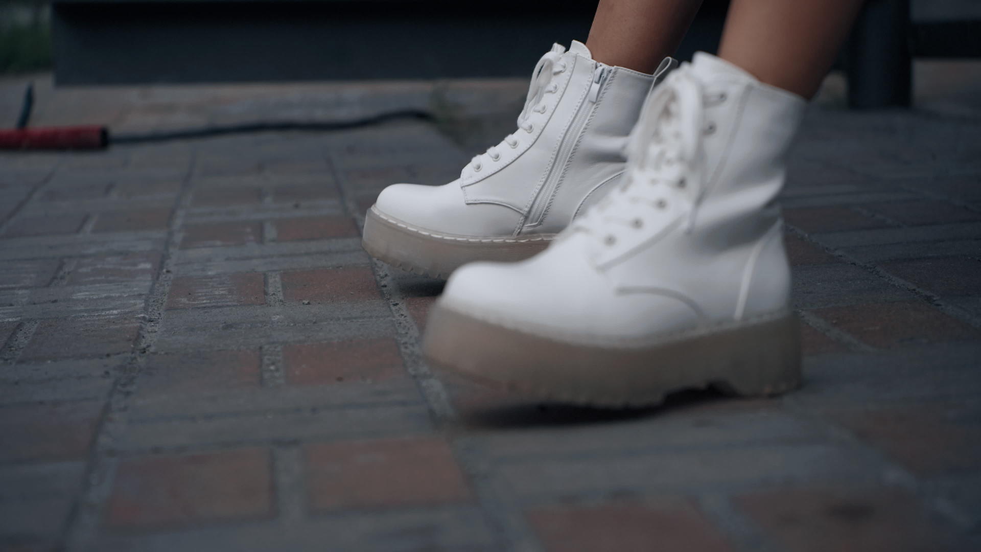 白色鞋腿在城市地面上移动视频的预览图