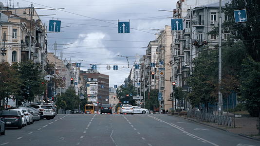 公路城市白天和汽车在街道城市的背景下行驶视频的预览图