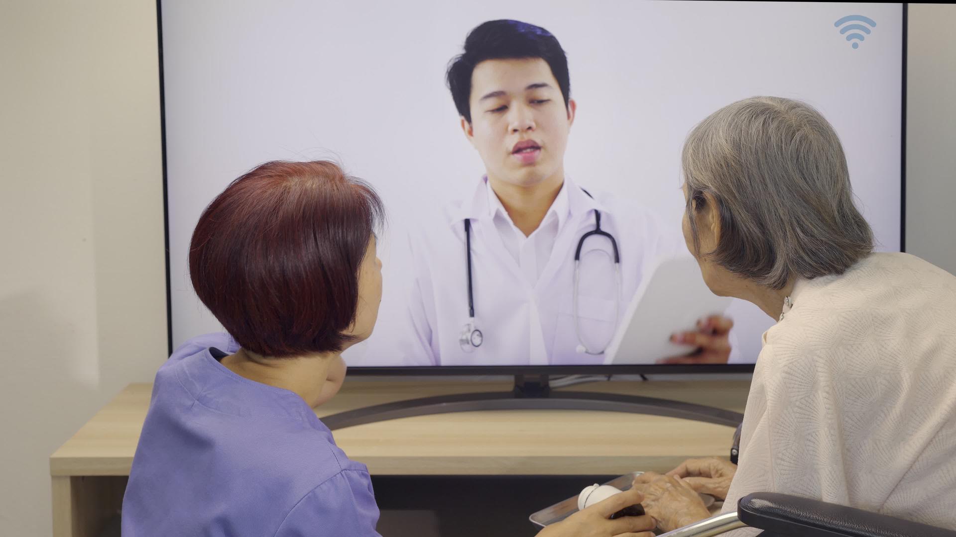 老年妇女在网上会见医生就保健问题进行咨询视频的预览图