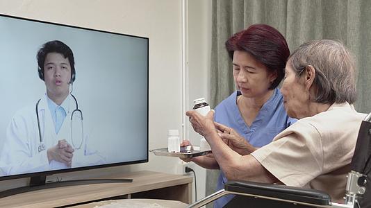 老妇人和医生坐在家里；女人坐在家里；视频的预览图