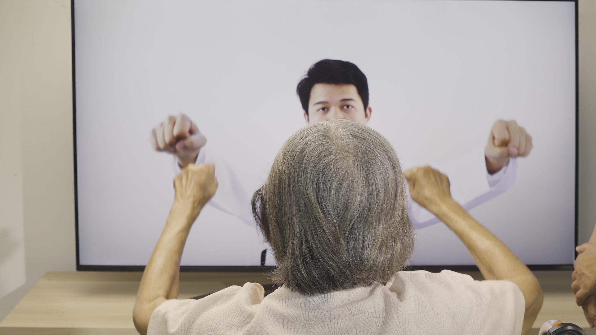 老年妇女在家使用在线物理治疗服务视频的预览图