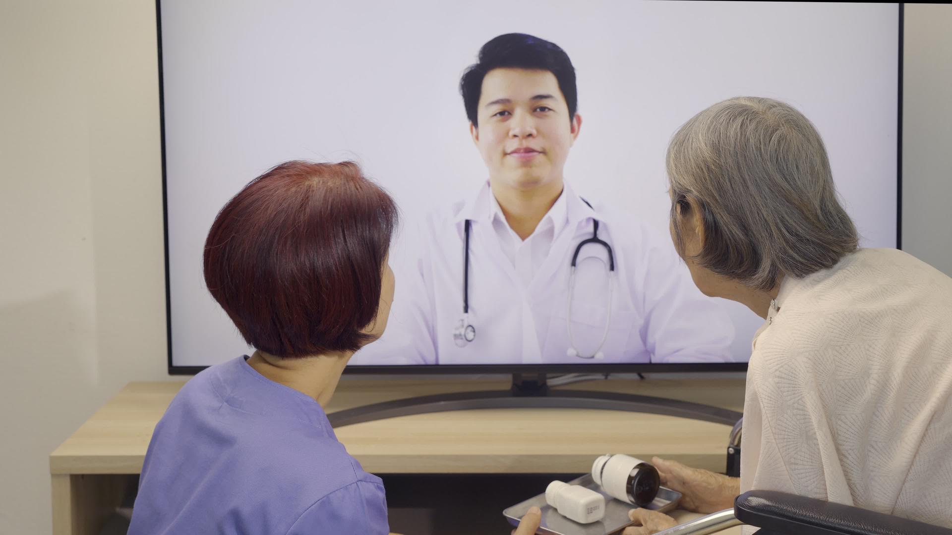 老年妇女在网上会见医生就保健问题进行咨询视频的预览图