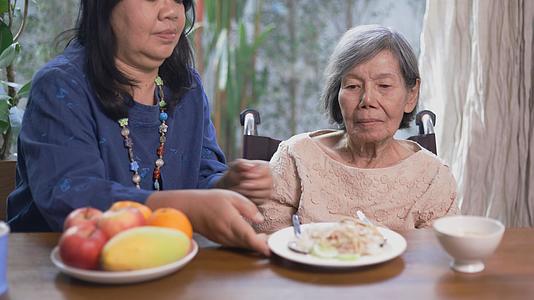 年长的亚洲妇女厌倦了食物视频的预览图