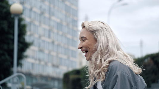 笑女人城市景观在市中心享受城市生活方式视频的预览图
