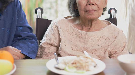 年长的亚洲妇女厌倦了食物视频的预览图