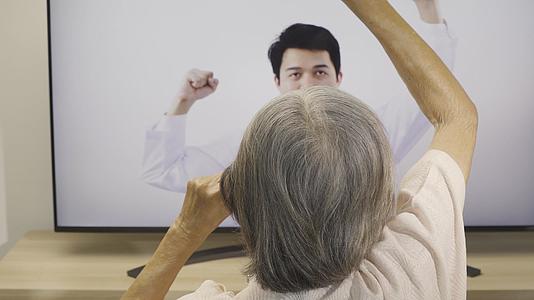 老年妇女在家使用在线物理治疗服务请访问InfoFinland视频的预览图