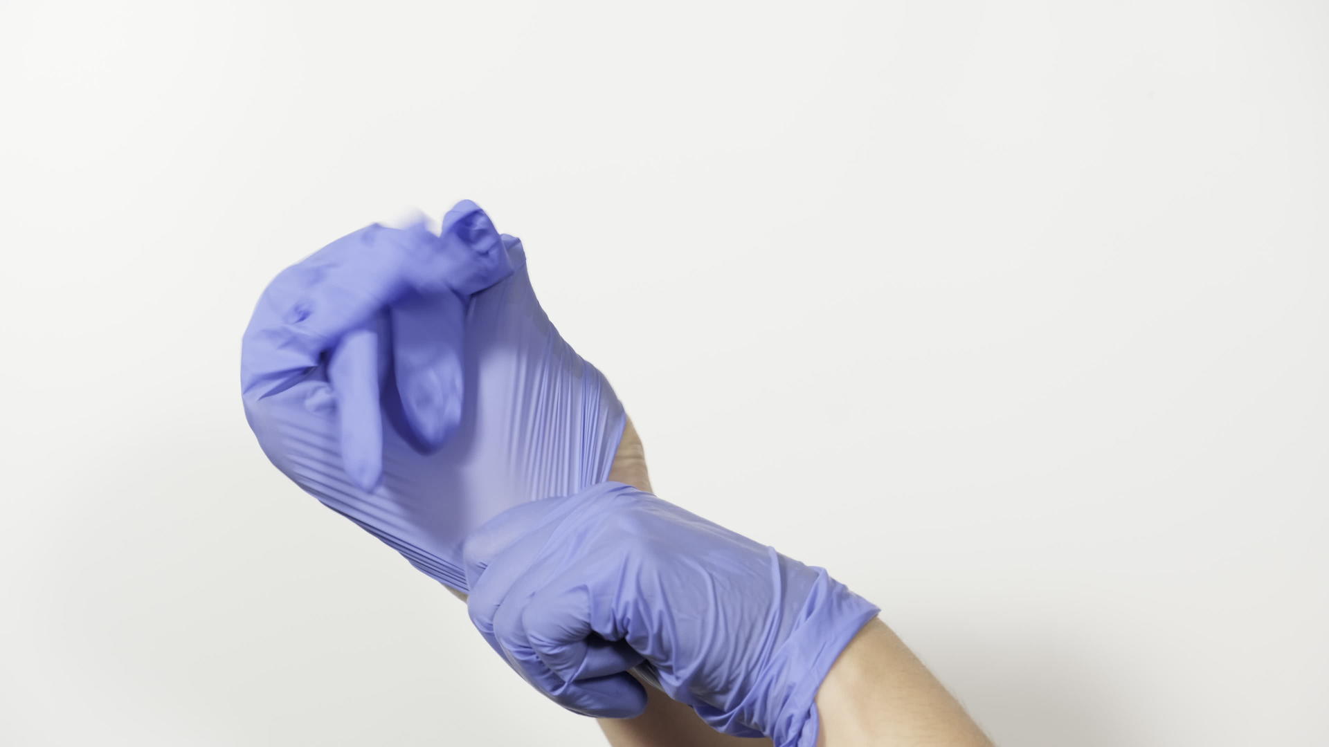 在流行和流行期间在手上戴上蓝色乳胶无菌手套的过程中视频的预览图