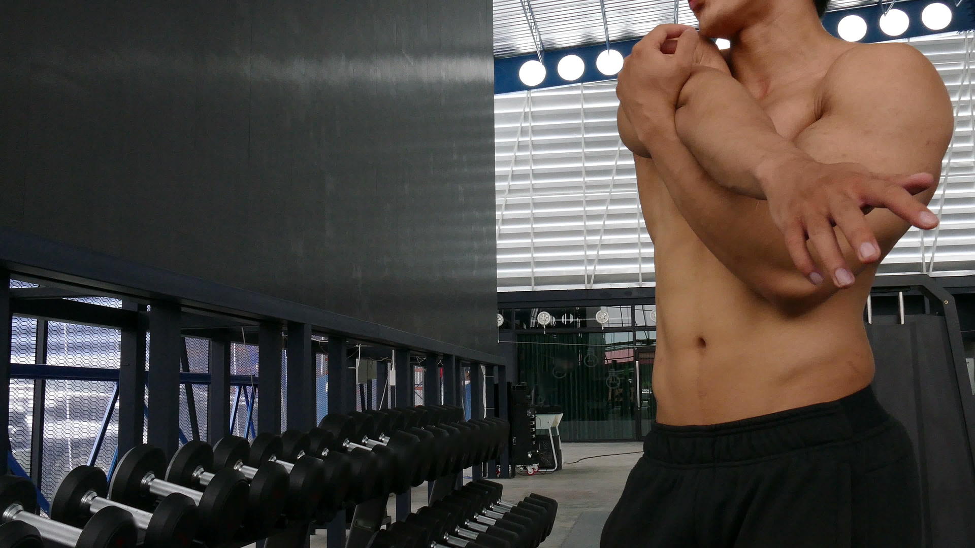 年轻肌肉男准备在健身中心锻炼前在健身房训练健美男视频的预览图