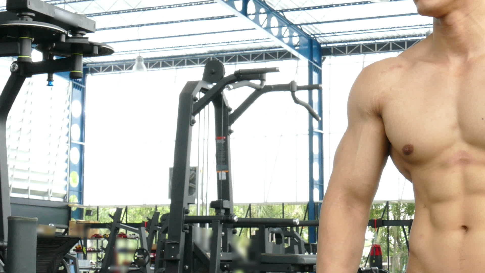 年轻的男性运动员准备在健身房训练健美运动员视频的预览图