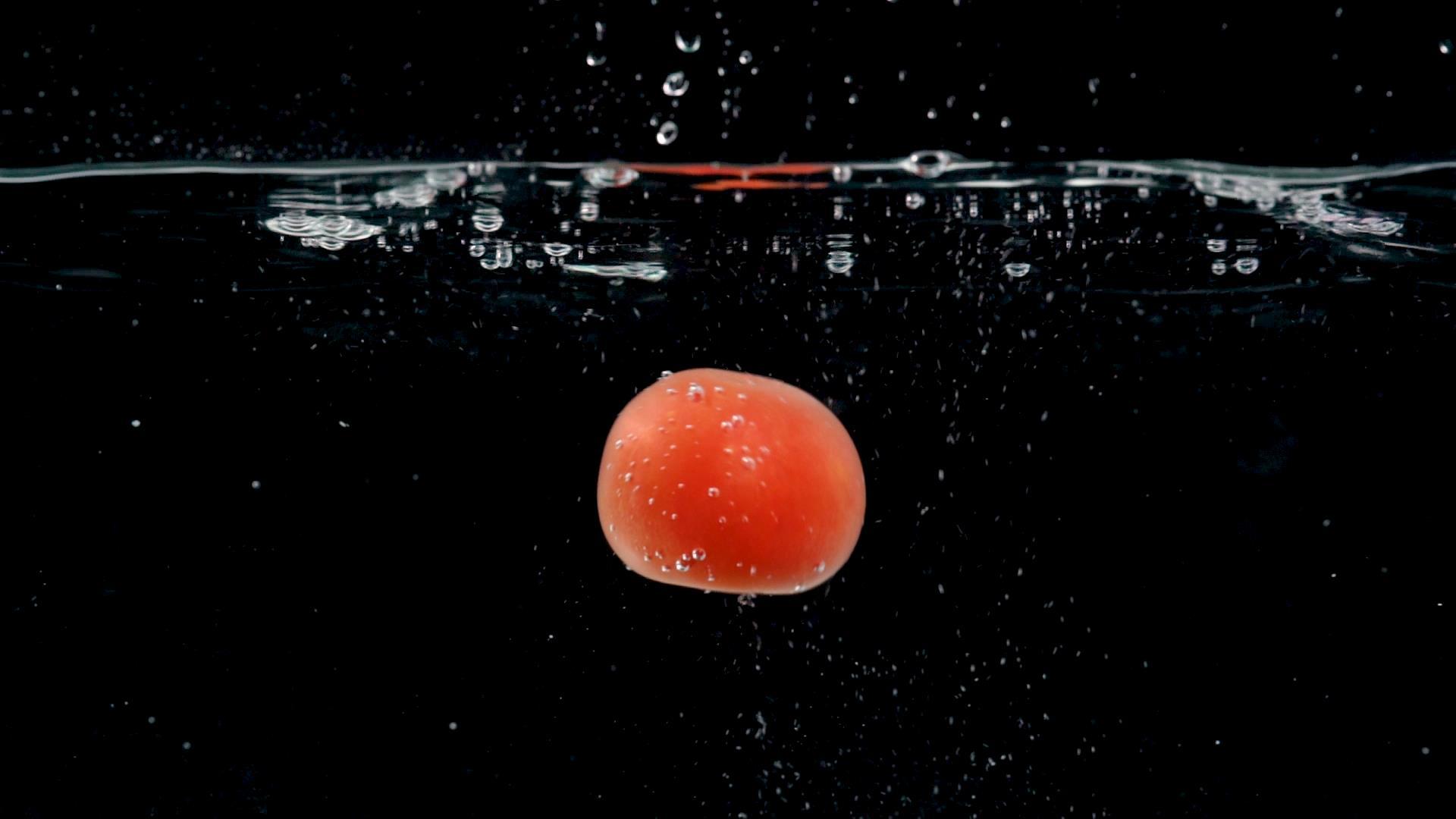水中的西红柿慢动作升格视频的预览图