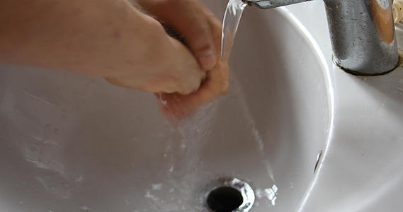人洗手时视频的预览图