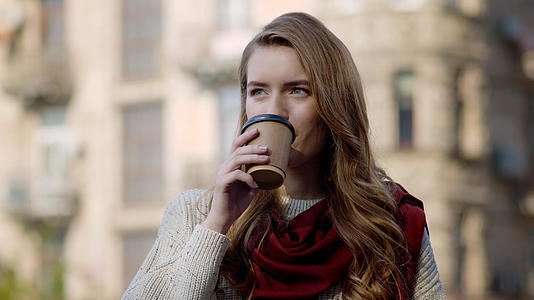 美女在户外喝咖啡视频的预览图