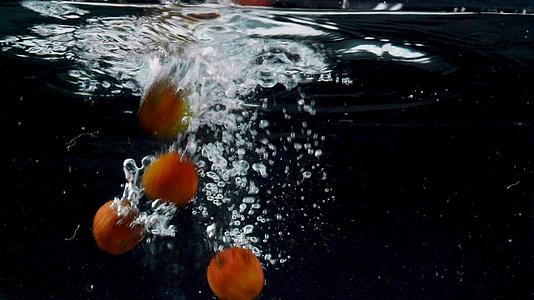 夏季水果荔枝在水中高速视频视频的预览图