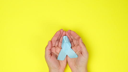 蓝色背景上的环状蓝色丝带象征着前列腺癌的斗争和斗争视频的预览图