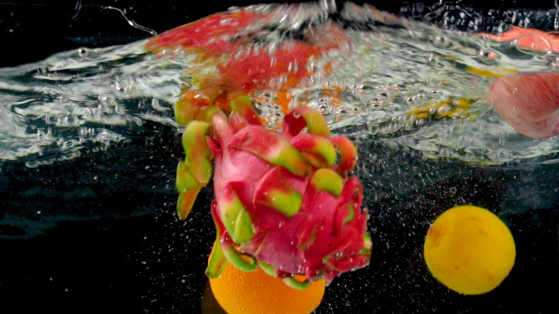 夏季水果落入水中高速视频视频的预览图