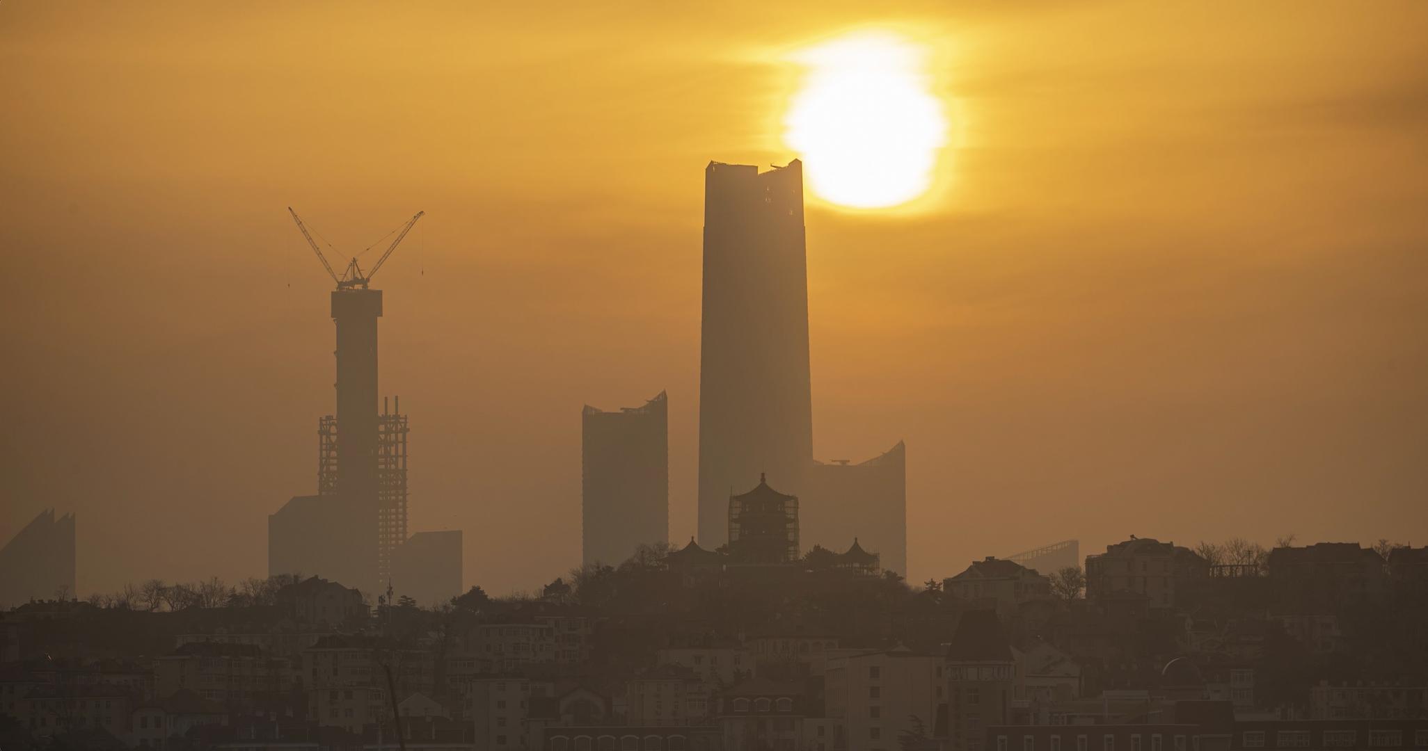 4K延时太阳从城市高楼升起视频的预览图