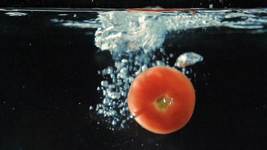 新鲜的番茄掉落到水里视频的预览图