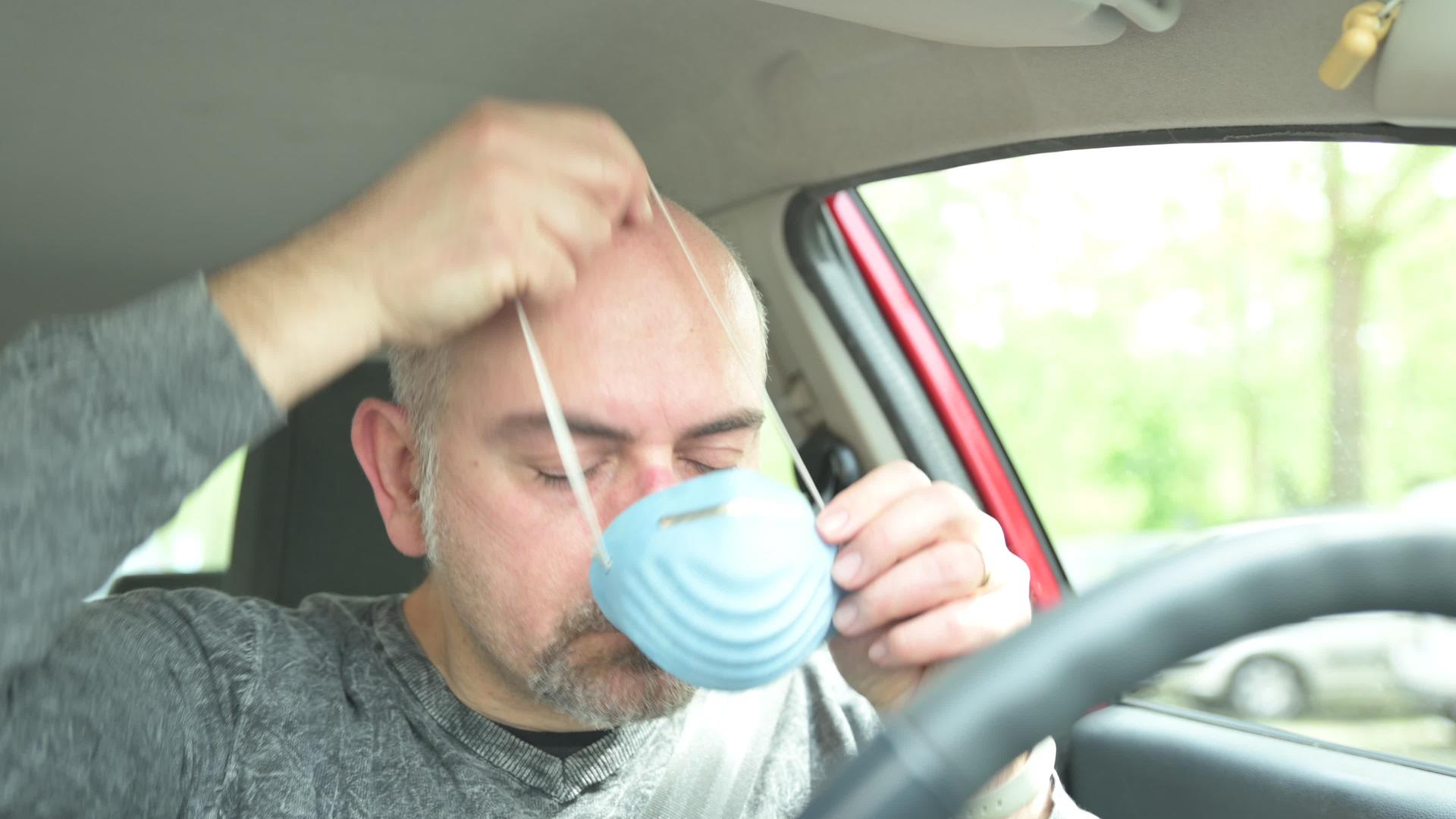 一个戴着蓝色面具的男人视频的预览图