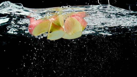 新鲜苹果落入水中高速视频视频的预览图
