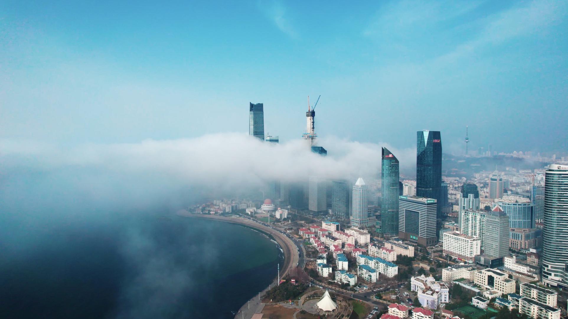 航拍海滨城市高楼与平流雾视频的预览图