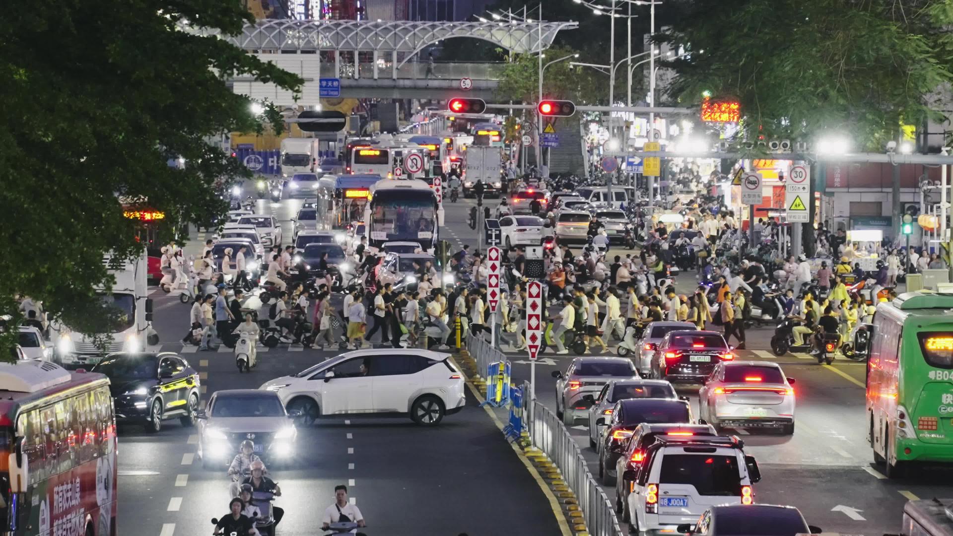 4K深圳下班高峰期的人流和车流视频的预览图
