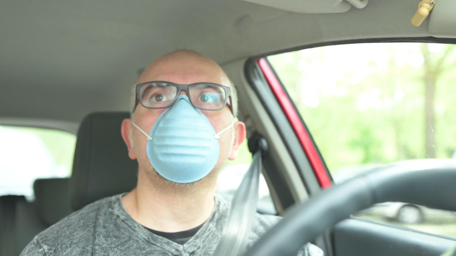 一个戴着蓝色面具的男人视频的预览图