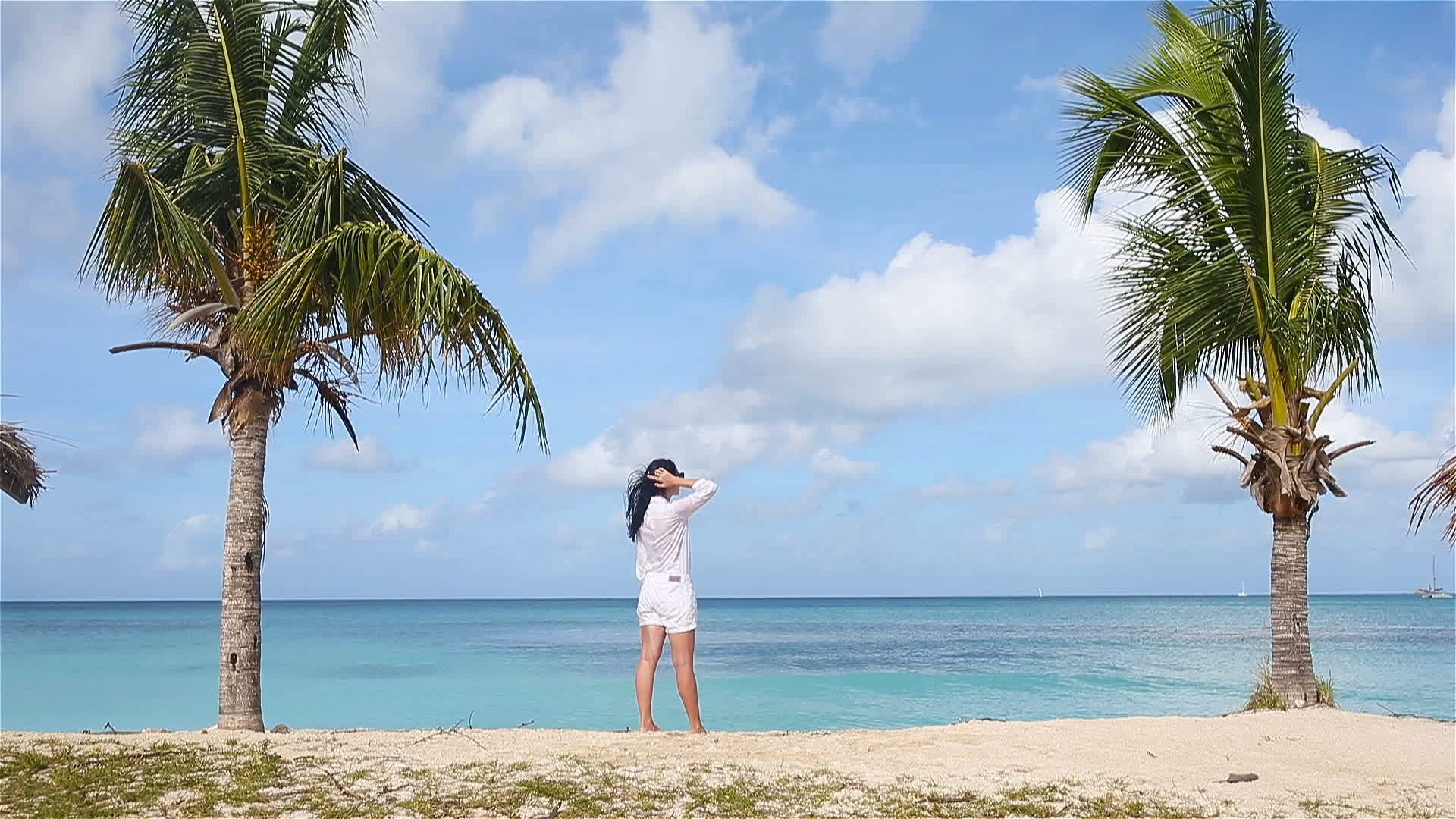热带度假期间海滩上的年轻美女视频的预览图