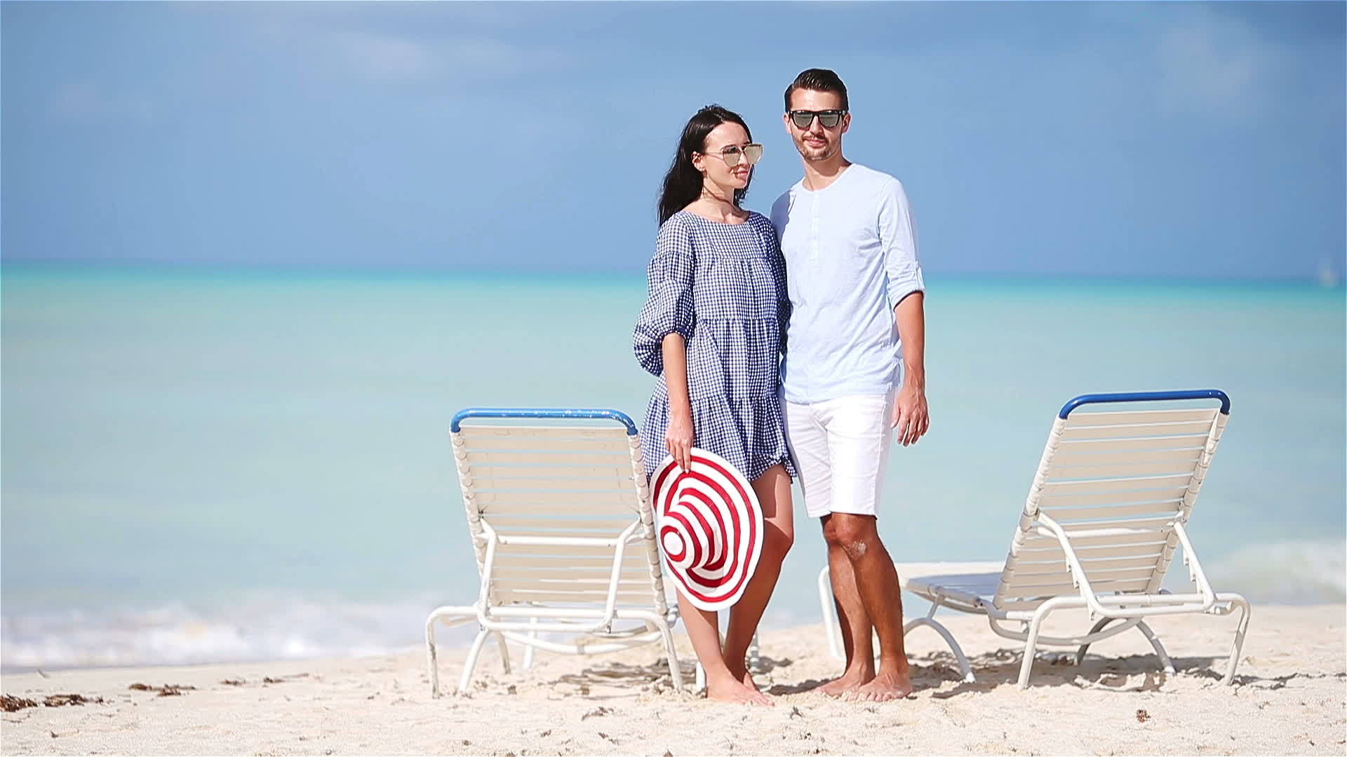 快乐的夫妇在阳光下在热带海滩上放松视频的预览图