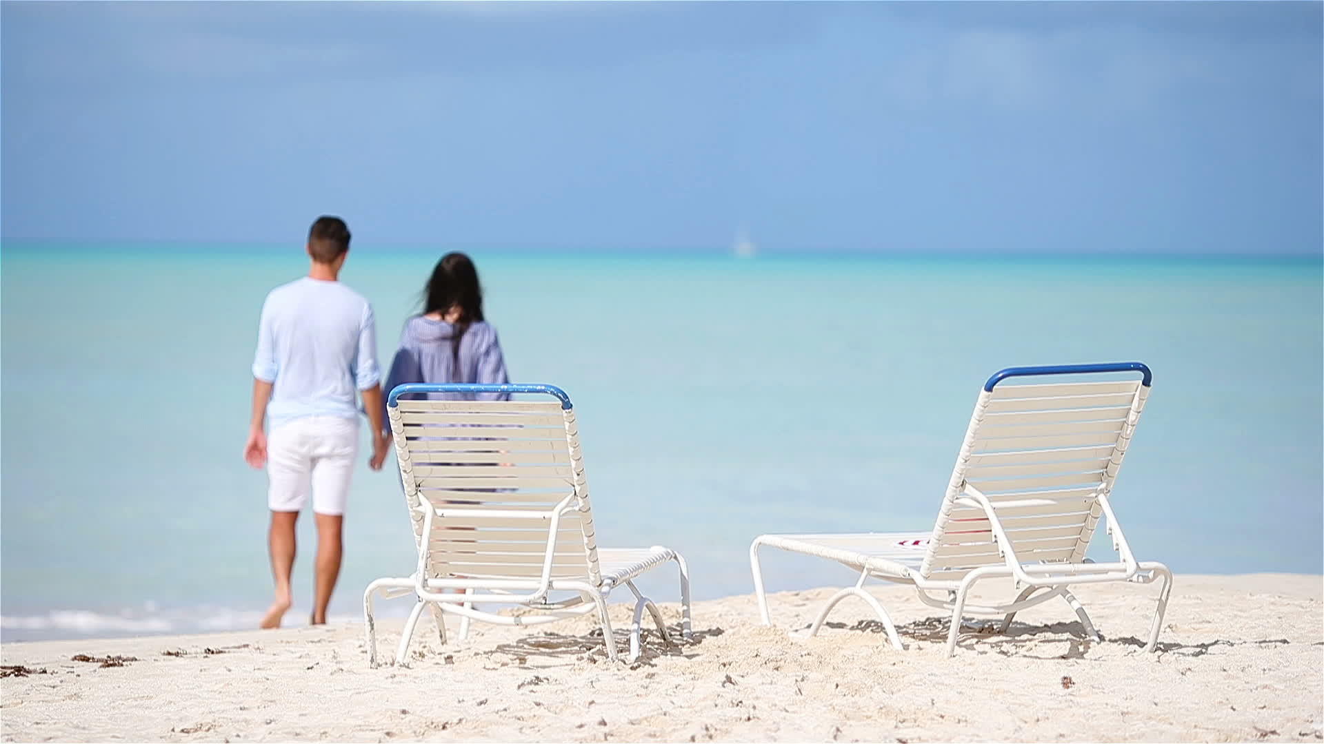 一对在热带海滩上放松的幸福夫妇有两个家庭Caribbean视频的预览图