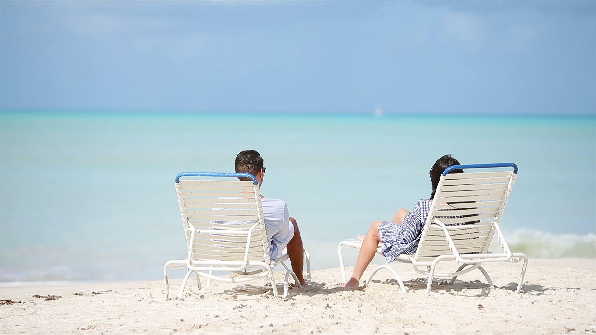 快乐的夫妇在阳光下在热带海滩上放松视频的预览图