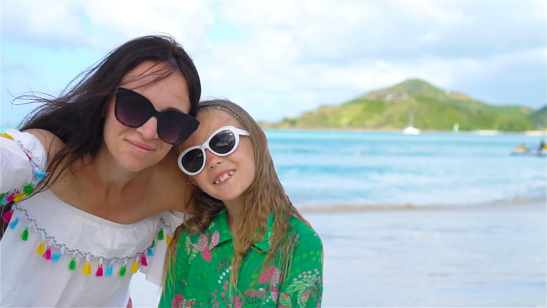 美丽的母亲和小女儿在蜜蜂海滩上视频的预览图