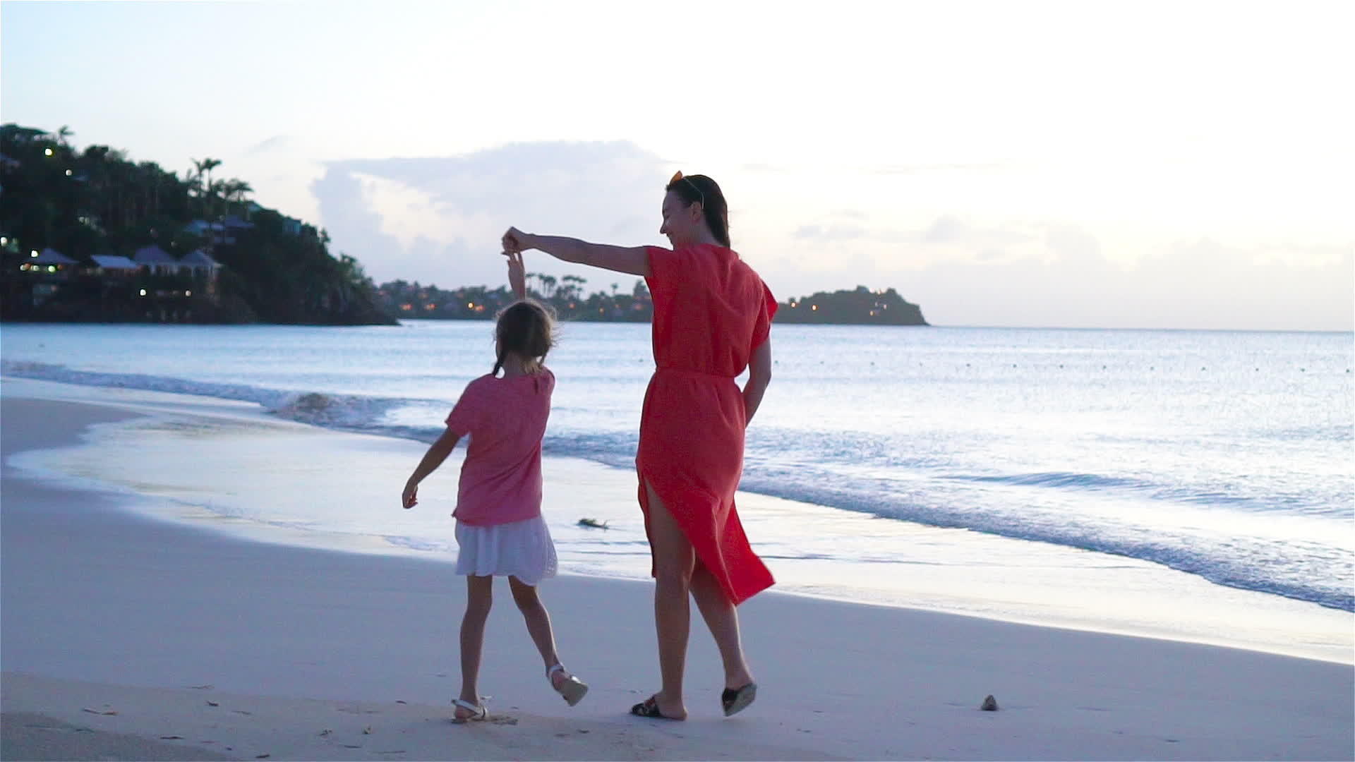 美丽的母亲和女儿在caribbean海滩视频的预览图