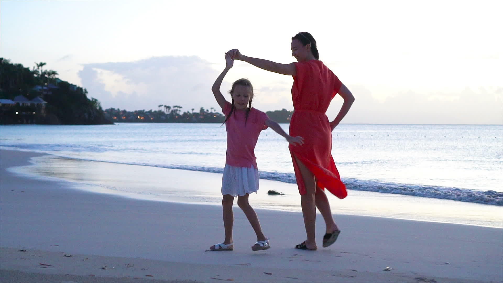 美丽的母亲和女儿在Caribbean享受海滩上的日落视频的预览图