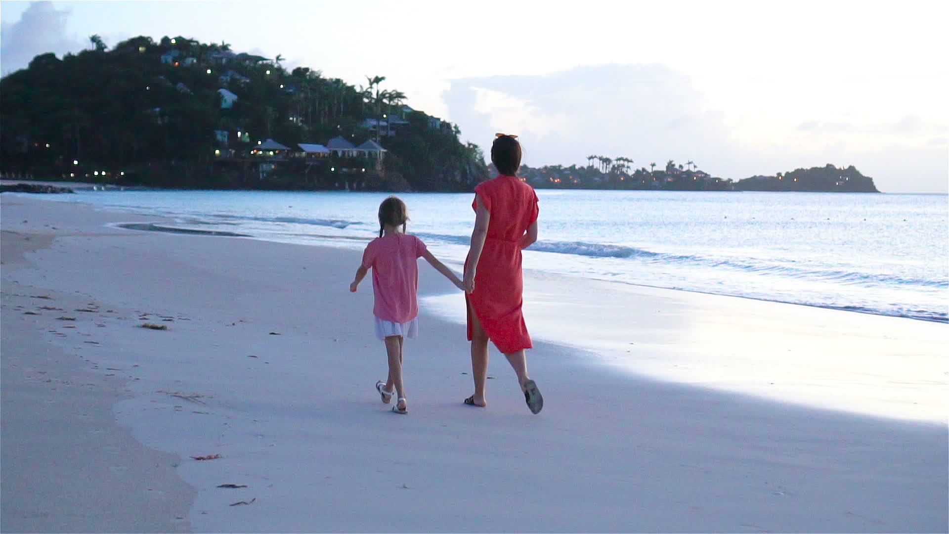美丽的母亲和女儿在caribbean海滩视频的预览图