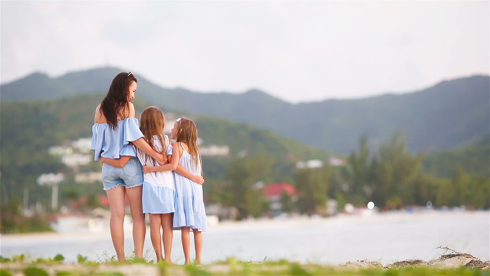 美丽的母亲和女儿在日落Caribbean海滩上家庭视频的预览图