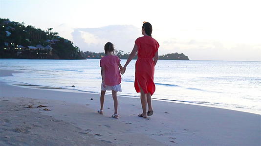 美丽的母亲和女儿在Caribbean海滩上的家庭在海滩上视频的预览图