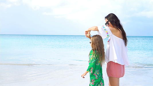 卡比巴海滩的动作是美丽的母亲和小女儿玩慢动作视频的预览图