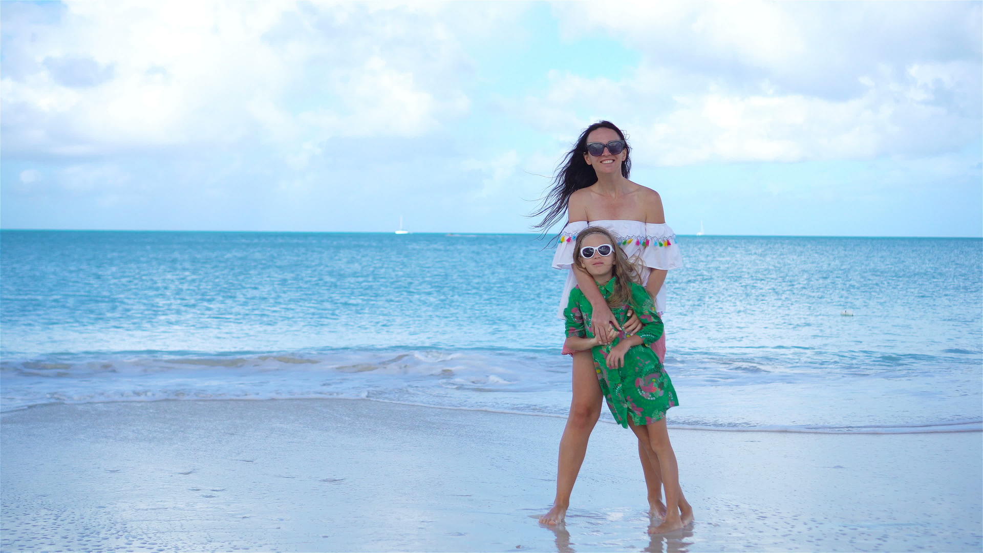 美丽的母亲和小女儿Caribbean海滩玩耍视频的预览图