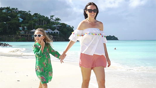 美丽的母亲和女儿在Caribbean海滩上的家庭在海滩上视频的预览图