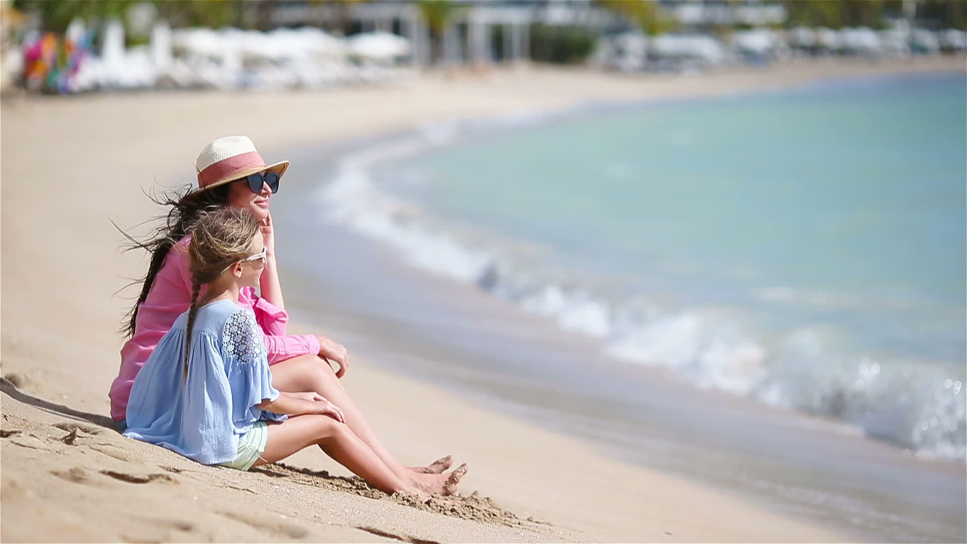 卡西比海滩上美丽的母亲和女儿视频的预览图
