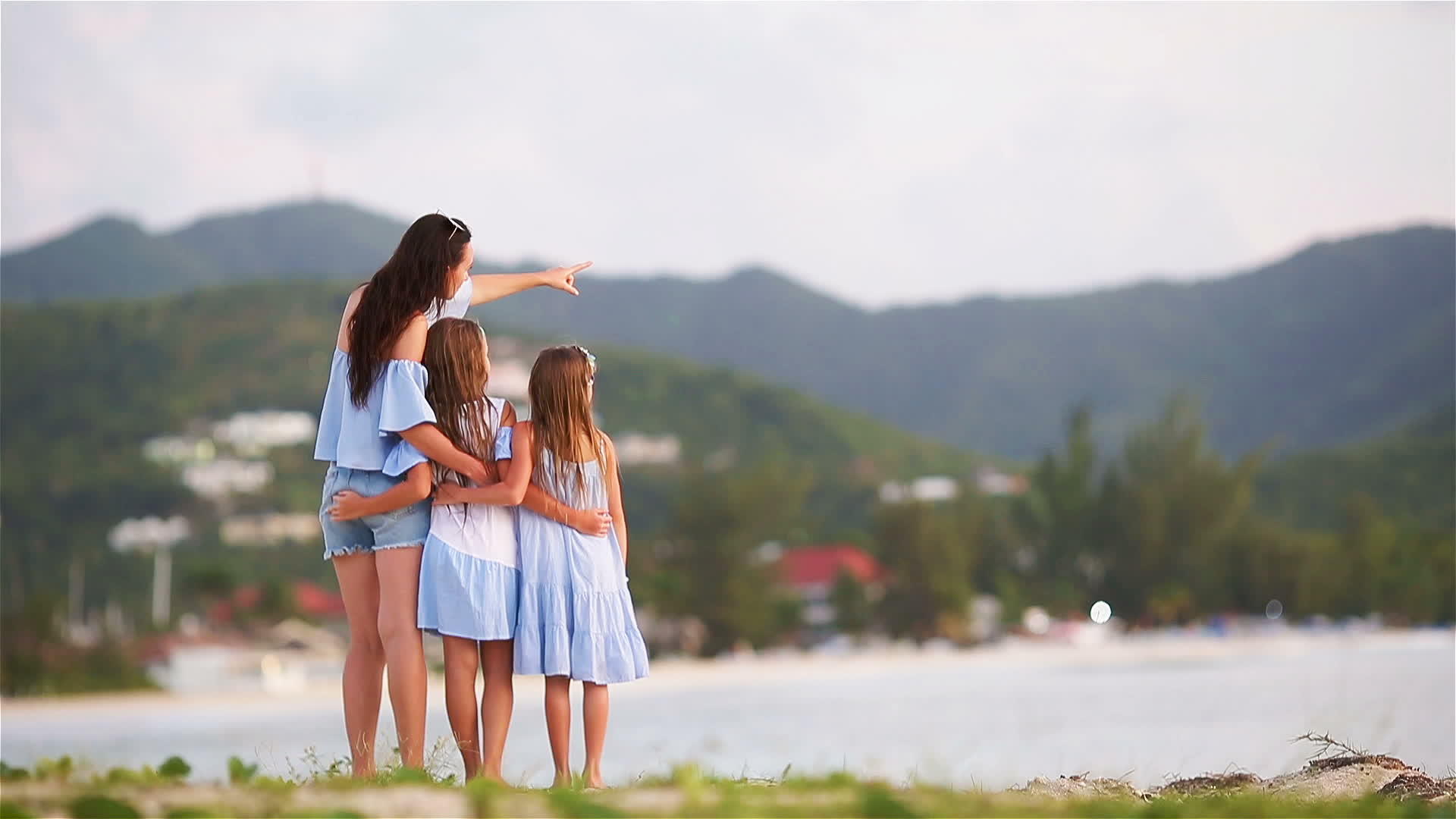 美丽的母亲和女儿在日落的加勒比海滩上视频的预览图